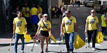 A la caza de la basura en los alrededores del estadio / FOTO: Eulogio García