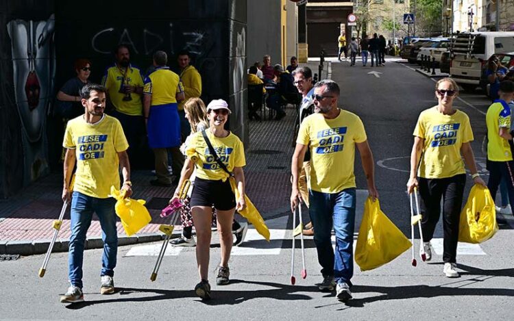 A la caza de la basura en los alrededores del estadio / FOTO: Eulogio García