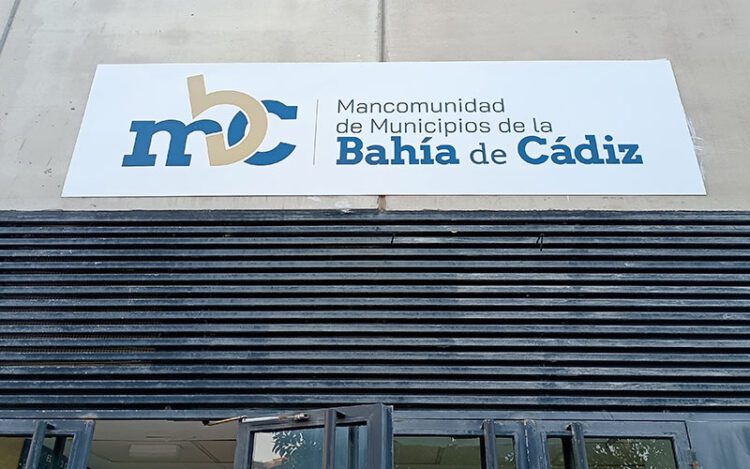 El flamante cartel, en la fachada de fondo sur del estadio / FOTO: DBC