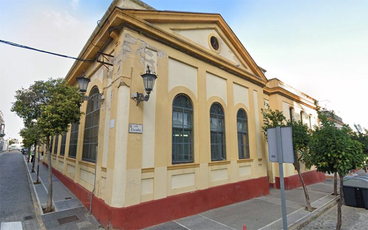 Detalle de la fachada del antiguo colegio / FOTO: Google Maps