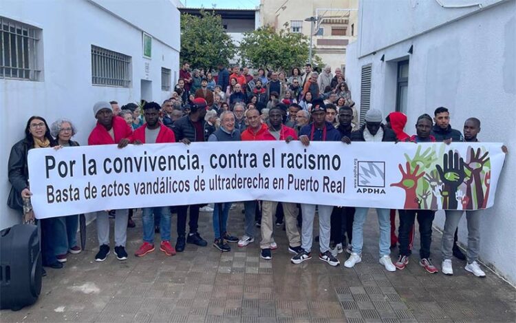 Concentración junto al local que funciona como mezquita / FOTO: Apdha