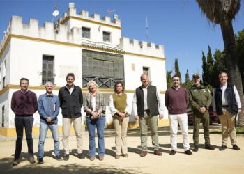 La consejera y su comitiva posa delante de la casa forestal / FOTO: Junta