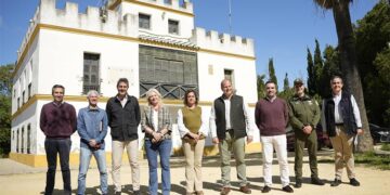 La consejera y su comitiva posa delante de la casa forestal / FOTO: Junta