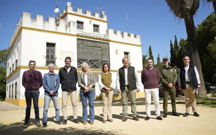 La consejera y su comitiva posa delante de la casa forestal / FOTO: Junta