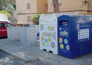 Contenedores de aceite y de ropa en un rincón de Rota / FOTO: Madre Coraje