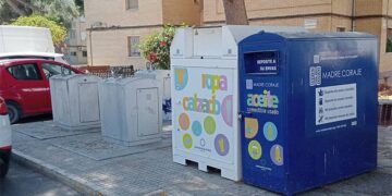 Contenedores de aceite y de ropa en un rincón de Rota / FOTO: Madre Coraje