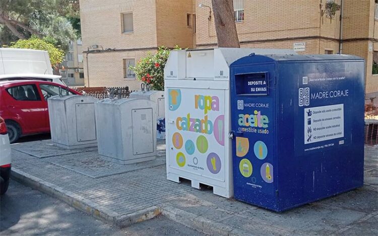 Contenedores de aceite y de ropa en un rincón de Rota / FOTO: Madre Coraje