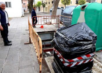 Una de las islas de contenedores abandonados / FOTO: Ayto.