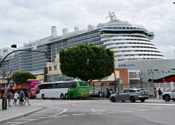 El imponente AidaCosma atracado en Cádiz / FOTO: Eulogio García