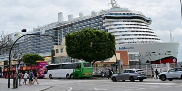 El imponente AidaCosma atracado en Cádiz / FOTO: Eulogio García