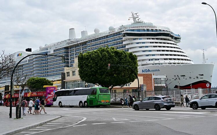 El imponente AidaCosma atracado en Cádiz / FOTO: Eulogio García