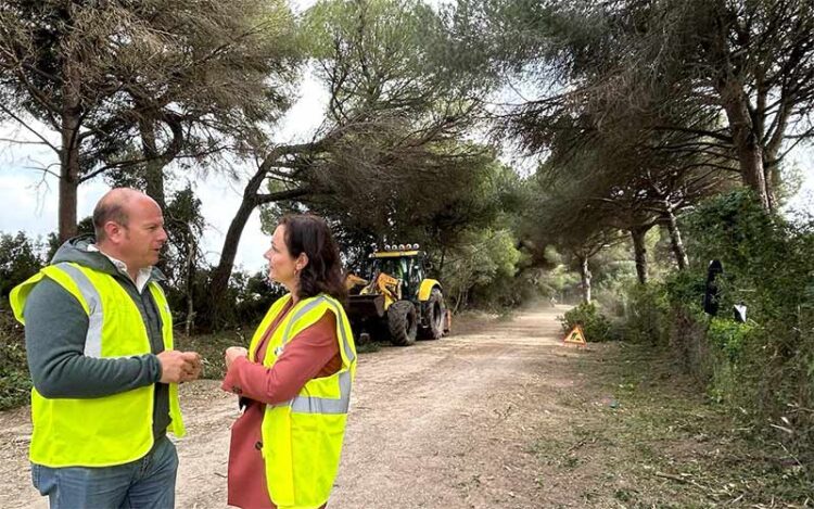 Representantes del Gobierno andaluz charlando entre pinares / FOTO: Junta