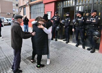 Buscando consuelo tras verse en la calle / FOTO: Eulogio García