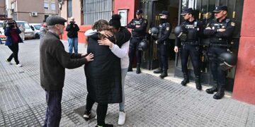 Buscando consuelo tras verse en la calle / FOTO: Eulogio García