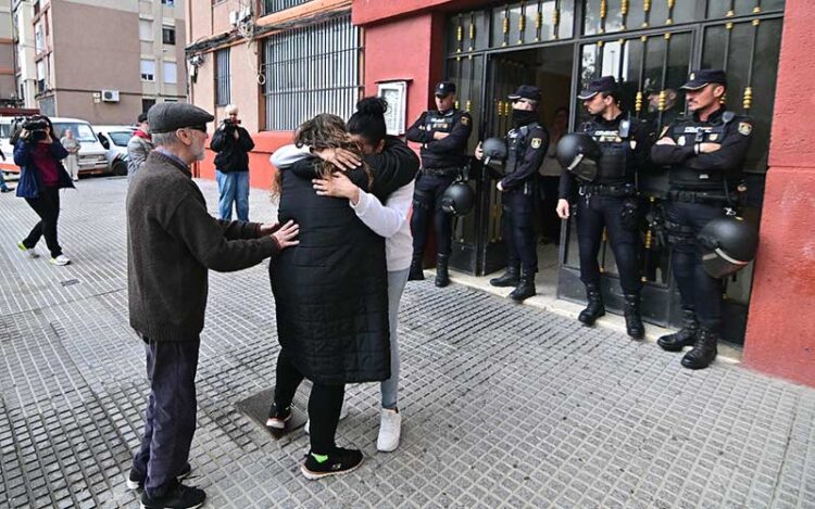 Buscando consuelo tras verse en la calle / FOTO: Eulogio García