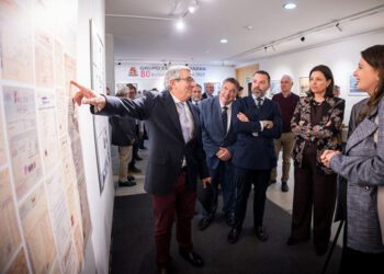 Recorrido inaugural por la exposición conmemorativa / FOTO: Ayto.