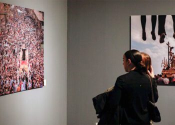 Curioseando las fotos expuestas / FOTO: Fundación Cajasol