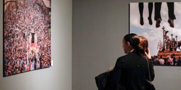 Curioseando las fotos expuestas / FOTO: Fundación Cajasol
