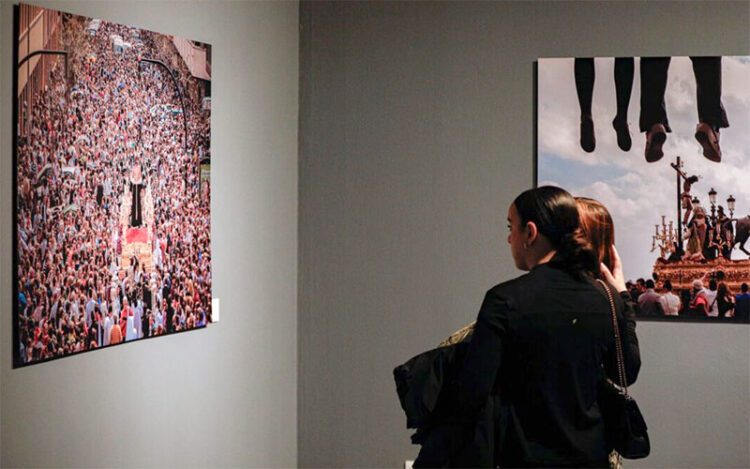 Curioseando las fotos expuestas / FOTO: Fundación Cajasol