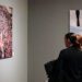 Curioseando las fotos expuestas / FOTO: Fundación Cajasol