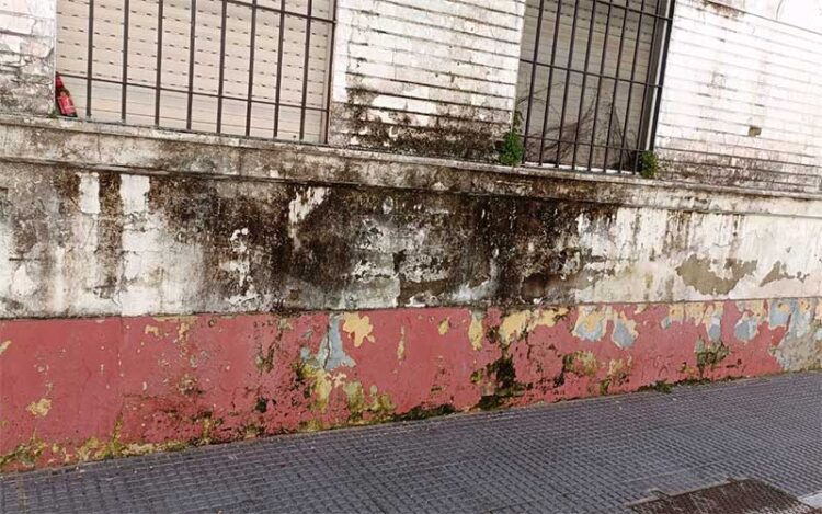 Detalle de la fachada de este edificio municipal / FOTO: IU