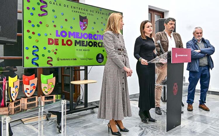 Presentando los detalles de la gala / FOTO: Eulogio García