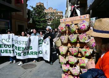 Una turista observa curiosa la cabecera de la marcha / FOTO: Eulogio García