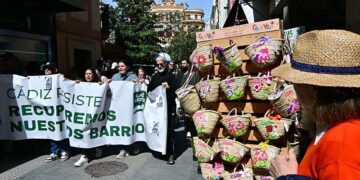 Una turista observa curiosa la cabecera de la marcha / FOTO: Eulogio García