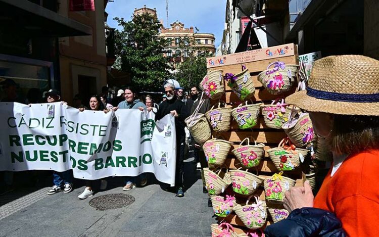 Una turista observa curiosa la cabecera de la marcha / FOTO: Eulogio García