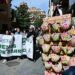 Una turista observa curiosa la cabecera de la marcha / FOTO: Eulogio García