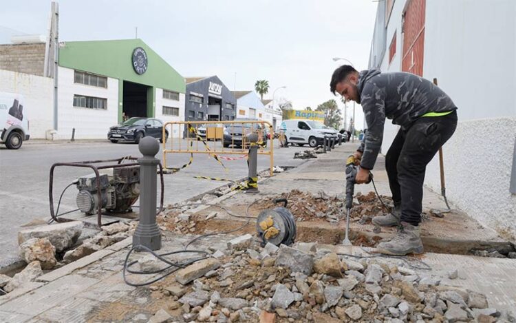 Trabajando sobre el terreno / FOTO: Ayto.