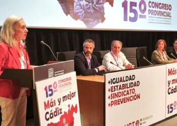 Fernández interviniendo tras su elección, junto a su directiva / FOTO: UGT