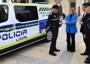 La alcaldesa y el concejal supervisan un nuevo vehículo de atestados / FOTO: Ayto.
