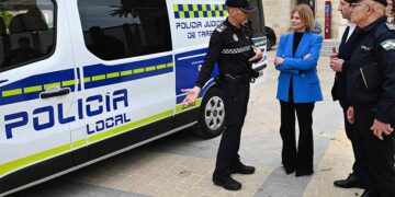 La alcaldesa y el concejal supervisan un nuevo vehículo de atestados / FOTO: Ayto.