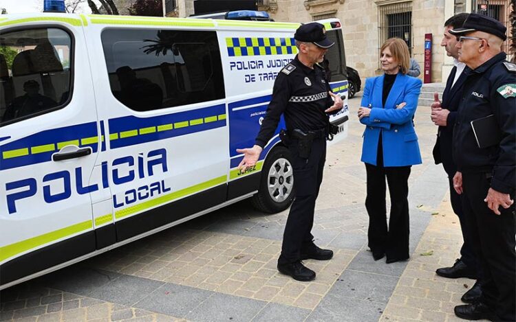 La alcaldesa y el concejal supervisan un nuevo vehículo de atestados / FOTO: Ayto.