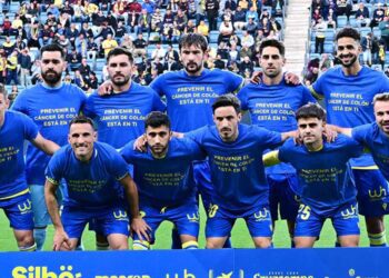 Jugadores del Cádiz CF llamando a la prevención con camisetas (con errores ortográficos) / FOTO: Eulogio García