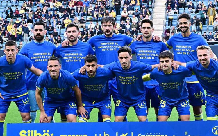 Jugadores del Cádiz CF llamando a la prevención con camisetas (con errores ortográficos) / FOTO: Eulogio García