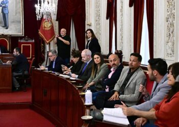 El alcalde escucha los argumentos de la oposición / FOTO: Eulogio García