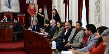 El alcalde escucha los argumentos de la oposición / FOTO: Eulogio García