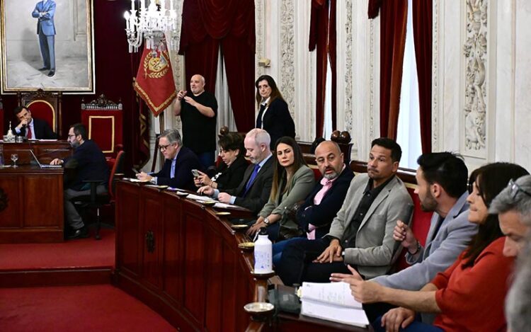 El alcalde escucha los argumentos de la oposición / FOTO: Eulogio García