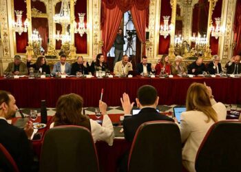 Populares y socialistas votando a favor en uno de los puntos / FOTO: Eulogio García
