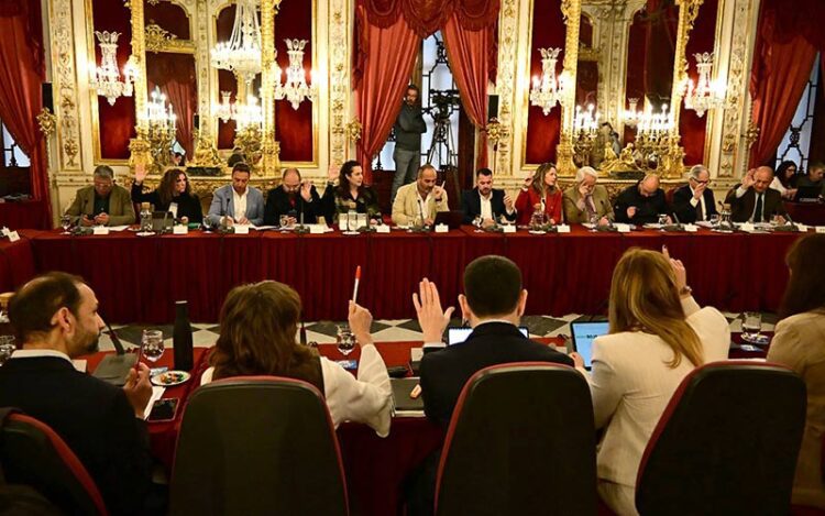 Populares y socialistas votando a favor en uno de los puntos / FOTO: Eulogio García