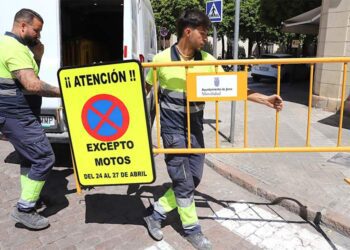 Operarios habilitando el dispositivo de movilidad dentro de Jerez / FOTO: Ayto.