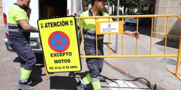 Operarios habilitando el dispositivo de movilidad dentro de Jerez / FOTO: Ayto.