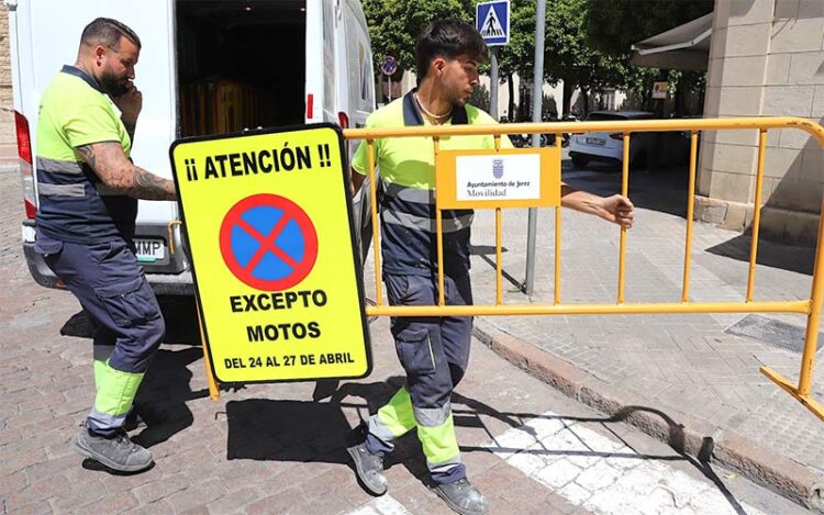 Operarios habilitando el dispositivo de movilidad dentro de Jerez / FOTO: Ayto.