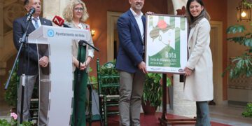 El alcalde y la autora presumen de cartel / FOTO: Ayto.