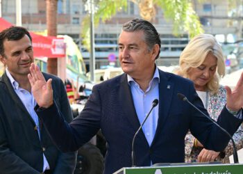 El consejero de Presidencia en un pasado acto en Cádiz, junto al alcalde / FOTO: Eulogio García