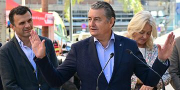 El consejero de Presidencia en un pasado acto en Cádiz, junto al alcalde / FOTO: Eulogio García