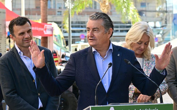 El consejero de Presidencia en un pasado acto en Cádiz, junto al alcalde / FOTO: Eulogio García