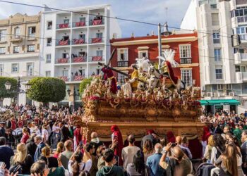 Una procesión pasando en La Isla frente al Hotel Salymar / FOTO: Ayto.